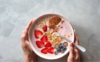 ארוחת הבוקר המושלמת: קערת בריאות, תותים וחלבון